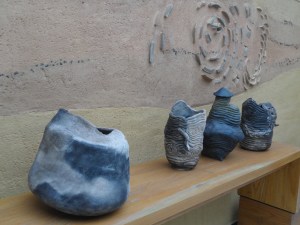 Réalisations collectives au colombin, cuissons bois et enfumages.