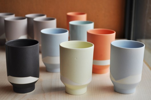 Attentive à l'harmonie entre forme et couleur, la céramiste joue des contrastes entre émail et terre colorée dans la masse ajoutant ainsi un graphisme à l'objet.