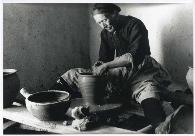 Potière de Saint-Jean-la-Poterie travaillant au tour à bâton.