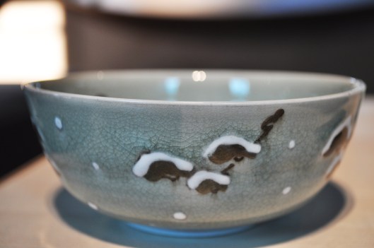 Puisant principalement son inspiration du monde végétal, ses créations célèbrent le lien qui nous unit tous à la terre. Un hommage à la Terre Mère.