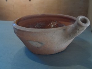 Poëllon : la queue trouée permet de poser le pot sur les braises à l'aide d'un bâton